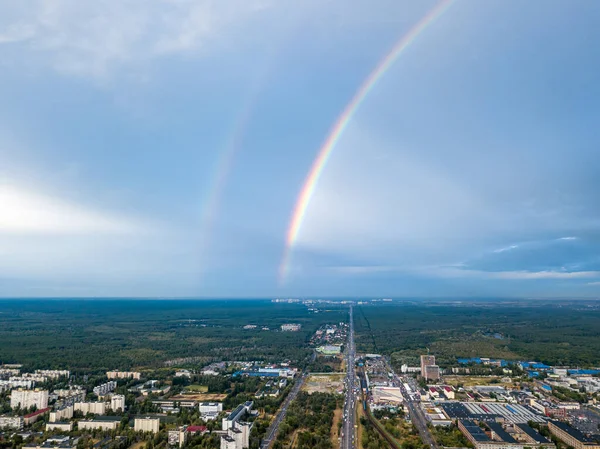 Kiev 'in yerleşim bölgesi üzerinde çift gökkuşağı. Hava aracı görünümü.