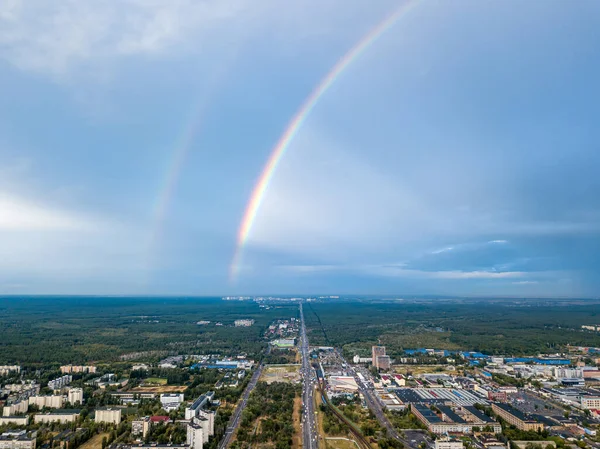 Kiev 'in yerleşim bölgesi üzerinde çift gökkuşağı. Hava aracı görünümü.