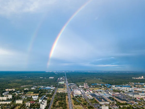 Kiev 'in yerleşim bölgesi üzerinde çift gökkuşağı. Hava aracı görünümü.