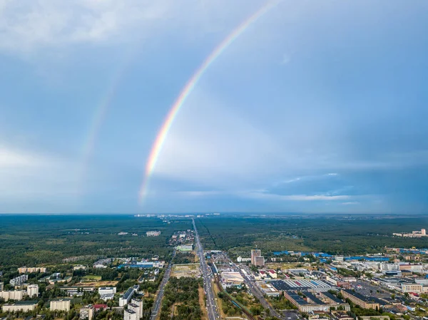Kiev 'in yerleşim bölgesi üzerinde çift gökkuşağı. Hava aracı görünümü.