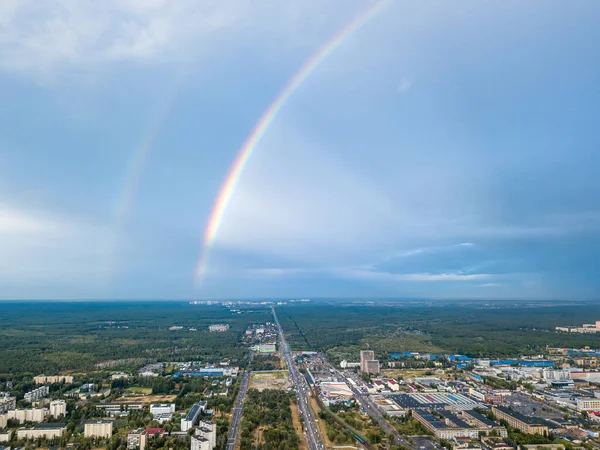 Kiev 'in yerleşim bölgesi üzerinde çift gökkuşağı. Hava aracı görünümü.