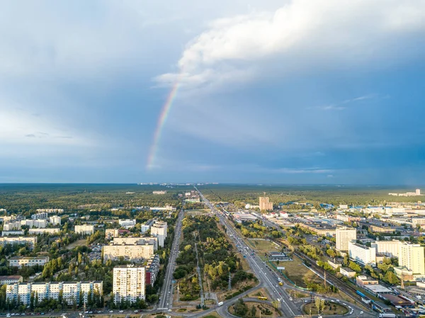 Hava aracı görüntüsü. Kiev 'in yerleşim bölgesi üzerinde gökkuşağı.