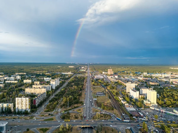 Hava aracı görüntüsü. Kiev 'in yerleşim bölgesi üzerinde gökkuşağı.