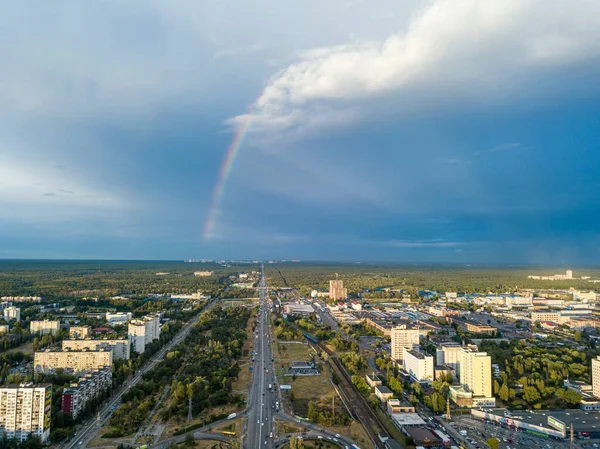 Hava aracı görüntüsü. Kiev 'in yerleşim bölgesi üzerinde gökkuşağı.