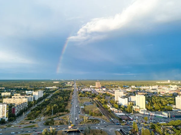 Hava aracı görüntüsü. Kiev 'in yerleşim bölgesi üzerinde gökkuşağı.