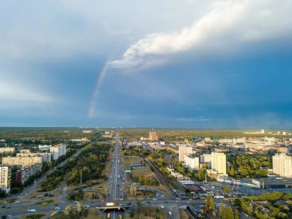 Hava aracı görüntüsü. Kiev 'in yerleşim bölgesi üzerinde gökkuşağı.