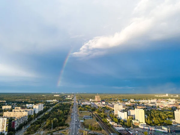 Hava aracı görüntüsü. Kiev 'in yerleşim bölgesi üzerinde gökkuşağı.