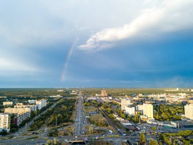 Hava aracı görüntüsü. Kiev 'in yerleşim bölgesi üzerinde gökkuşağı.