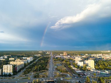 Hava aracı görüntüsü. Kiev 'in yerleşim bölgesi üzerinde gökkuşağı.