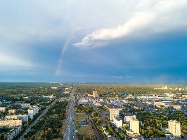 Hava aracı görüntüsü. Kiev 'in yerleşim bölgesi üzerinde gökkuşağı.
