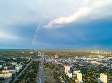 Hava aracı görüntüsü. Kiev 'in yerleşim bölgesi üzerinde gökkuşağı.