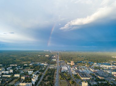 Hava aracı görüntüsü. Kiev 'in yerleşim bölgesi üzerinde gökkuşağı.