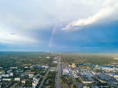 Hava aracı görüntüsü. Kiev 'in yerleşim bölgesi üzerinde gökkuşağı.