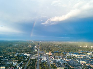 Hava aracı görüntüsü. Kiev 'in yerleşim bölgesi üzerinde gökkuşağı.
