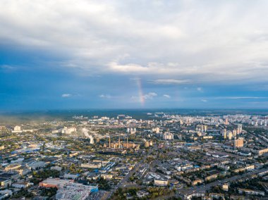 Hava aracı görüntüsü. Kiev 'in yerleşim bölgesi üzerinde gökkuşağı.