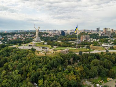 Hava aracı görüntüsü. Kiev 'de yüksek bayrak direğinde Ukrayna bayrağı.