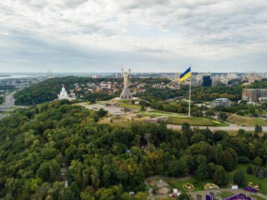 Hava aracı görüntüsü. Kiev 'de yüksek bayrak direğinde Ukrayna bayrağı.