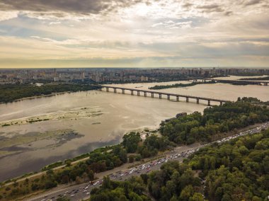 Kiev şehir manzarasının hava aracı görüntüsü.