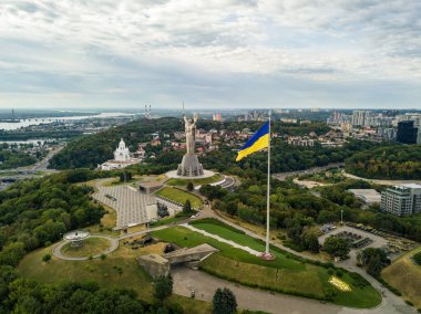 Hava aracı görüntüsü. Kiev 'de yüksek bayrak direğinde Ukrayna bayrağı.