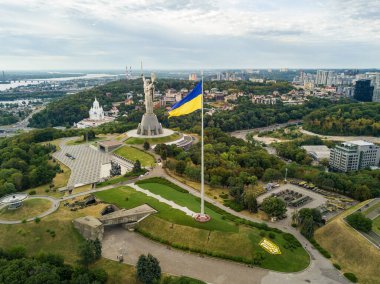 Hava aracı görüntüsü. Kiev 'de yüksek bayrak direğinde Ukrayna bayrağı.
