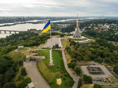 Hava aracı görüntüsü. Kiev 'de yüksek bayrak direğinde Ukrayna bayrağı.