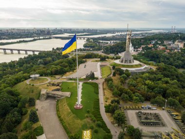 Hava aracı görüntüsü. Kiev 'de yüksek bayrak direğinde Ukrayna bayrağı.