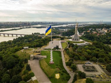 Hava aracı görüntüsü. Kiev 'de yüksek bayrak direğinde Ukrayna bayrağı.
