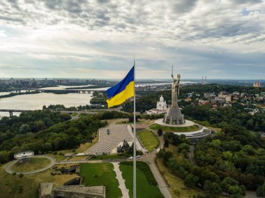 Hava aracı görüntüsü. Kiev 'de yüksek bayrak direğinde Ukrayna bayrağı.