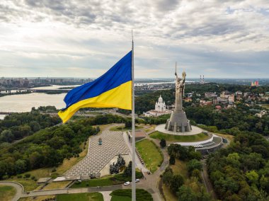 Hava aracı görüntüsü. Kiev 'de yüksek bayrak direğinde Ukrayna bayrağı.