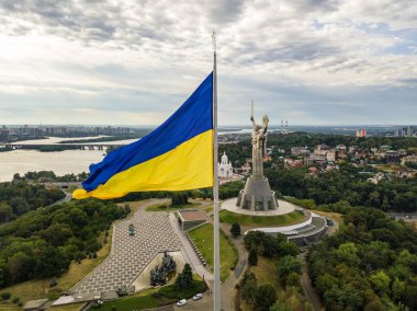 Hava aracı görüntüsü. Kiev 'de yüksek bayrak direğinde Ukrayna bayrağı.