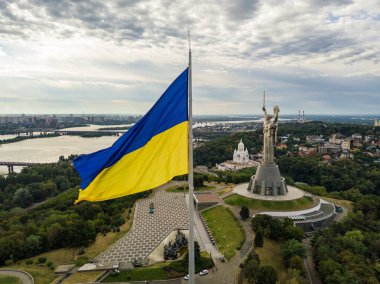 Hava aracı görüntüsü. Kiev 'de yüksek bayrak direğinde Ukrayna bayrağı.