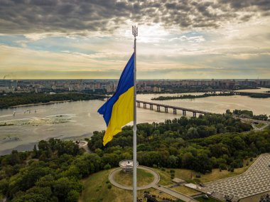 Hava aracı görüntüsü. Kiev 'de yüksek bayrak direğinde Ukrayna bayrağı.