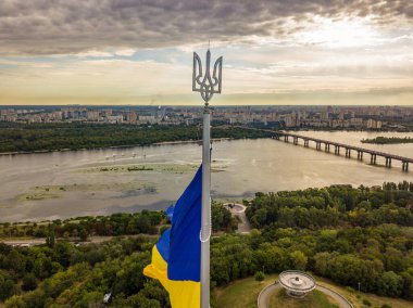 Hava aracı görüntüsü. Ukrayna arması Kiev 'de yüksek bir bayrak direğinde.