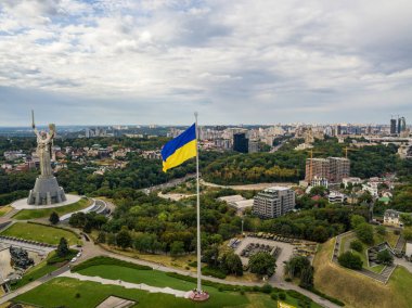 Hava aracı görüntüsü. Kiev 'de yüksek bayrak direğinde Ukrayna bayrağı.
