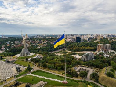 Hava aracı görüntüsü. Kiev 'de yüksek bayrak direğinde Ukrayna bayrağı.