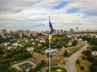 Hava aracı görüntüsü. Kiev 'de yüksek bayrak direğinde Ukrayna bayrağı.