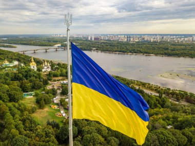 Hava aracı görüntüsü. Kiev 'de yüksek bayrak direğinde Ukrayna bayrağı.