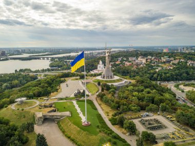 Hava aracı görüntüsü. Kiev 'de yüksek bayrak direğinde Ukrayna bayrağı.