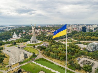 Hava aracı görüntüsü. Kiev 'de yüksek bayrak direğinde Ukrayna bayrağı.