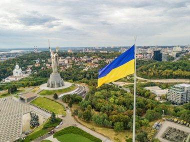 Hava aracı görüntüsü. Kiev 'de yüksek bayrak direğinde Ukrayna bayrağı.