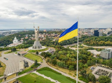 Hava aracı görüntüsü. Kiev 'de yüksek bayrak direğinde Ukrayna bayrağı.