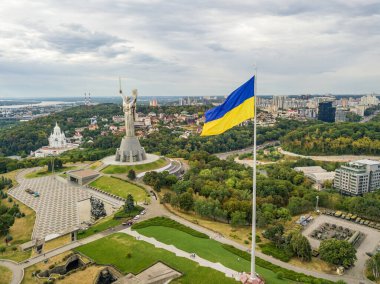 Hava aracı görüntüsü. Kiev 'de yüksek bayrak direğinde Ukrayna bayrağı.