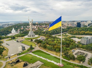 Hava aracı görüntüsü. Kiev 'de yüksek bayrak direğinde Ukrayna bayrağı.