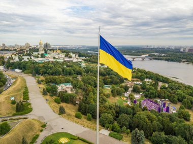 Hava aracı görüntüsü. Kiev 'de yüksek bayrak direğinde Ukrayna bayrağı.