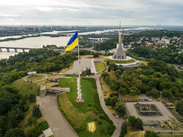 Hava aracı görüntüsü. Kiev 'de yüksek bayrak direğinde Ukrayna bayrağı.