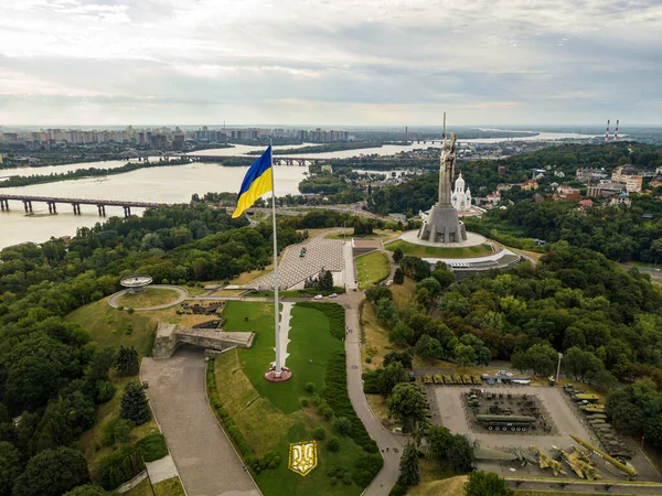 Hava aracı görüntüsü. Kiev 'de yüksek bayrak direğinde Ukrayna bayrağı.