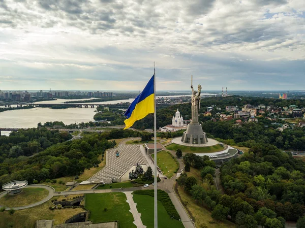 Hava aracı görüntüsü. Kiev 'de yüksek bayrak direğinde Ukrayna bayrağı.