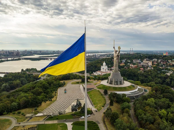 Hava aracı görüntüsü. Kiev 'de yüksek bayrak direğinde Ukrayna bayrağı.