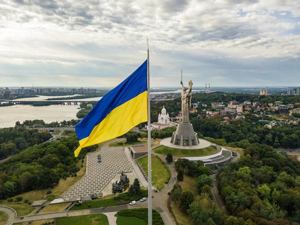 Hava aracı görüntüsü. Kiev 'de yüksek bayrak direğinde Ukrayna bayrağı.