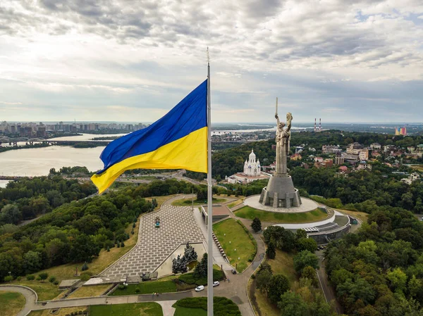 Hava aracı görüntüsü. Kiev 'de yüksek bayrak direğinde Ukrayna bayrağı.